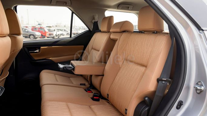 Новый Toyota Fortuner II Рестайлинг, 2.7 л, 2025 в Дубае от Milele Серебристый цвет. Other | AUTO.AE