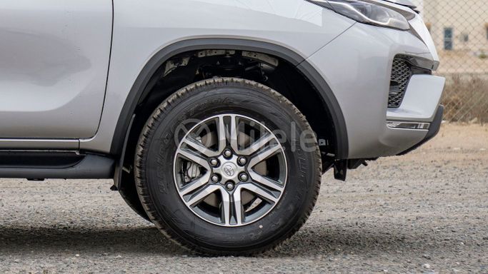Новый Toyota Fortuner II Рестайлинг, 2.4 л, 2025 в Дубае от Milele Серебристый цвет. Other | AUTO.AE