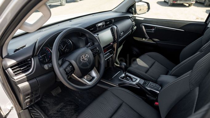 Новый Toyota Fortuner II Рестайлинг, 2.7 л, 2025 в Дубае от Milele Серебристый цвет. Other | AUTO.AE