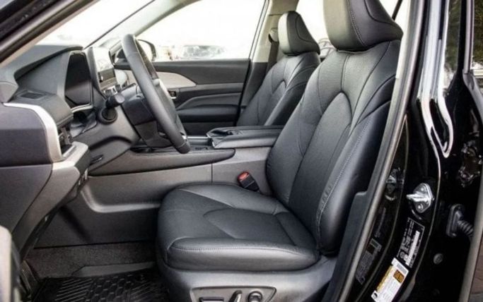 New Toyota Grand Highlander, 2.4 l, 2024 in Dubai by Mohamed Hakim Motors, Black color. GCC Specs | AUTO.AE