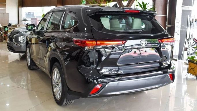 جديدة Toyota Highlander IV (U70), 2.5 l, 2023 في في دبي من High Line Auto، اللون أسود. مواصفات الخليج | AUTO.AE