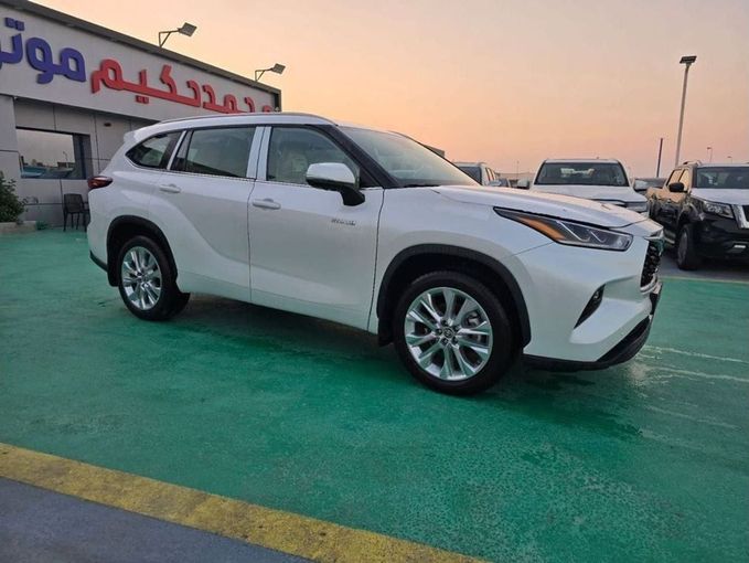 New Toyota Highlander IV (U70), 2.5 l, 2024 in Dubai by Mohamed Hakim Motors, White color. GCC Specs | AUTO.AE