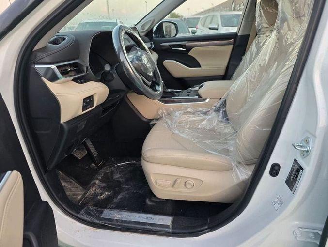 New Toyota Highlander IV (U70), 2.5 l, 2024 in Dubai by Mohamed Hakim Motors, White color. GCC Specs | AUTO.AE