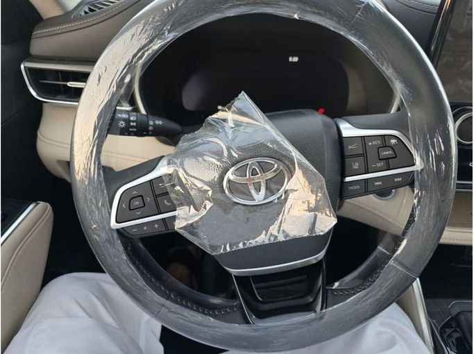 New Toyota Highlander IV (U70), 2.5 l, 2024 in Dubai by Mohamed Hakim Motors, White color. GCC Specs | AUTO.AE