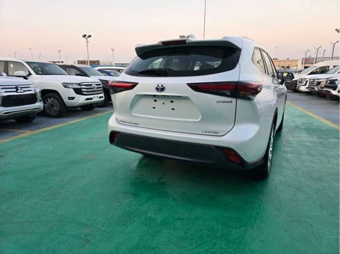 New Toyota Highlander IV (U70), 2.5 l, 2024 in Dubai by Mohamed Hakim Motors, White color. GCC Specs | AUTO.AE