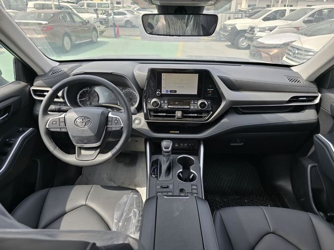 New Toyota Highlander IV (U70), 2.4 l, 2023 in Dubai by Mohamed Hakim Motors, Grey color. American Specs | AUTO.AE