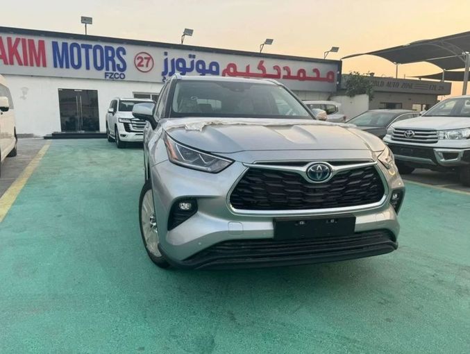 New Toyota Highlander IV (U70), 2.5 l, 2024 in Dubai by Mohamed Hakim Motors, Silver color. GCC Specs | AUTO.AE