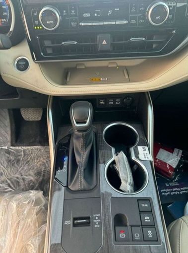 New Toyota Highlander IV (U70), 2.5 l, 2024 in Dubai by Mohamed Hakim Motors, Silver color. GCC Specs | AUTO.AE