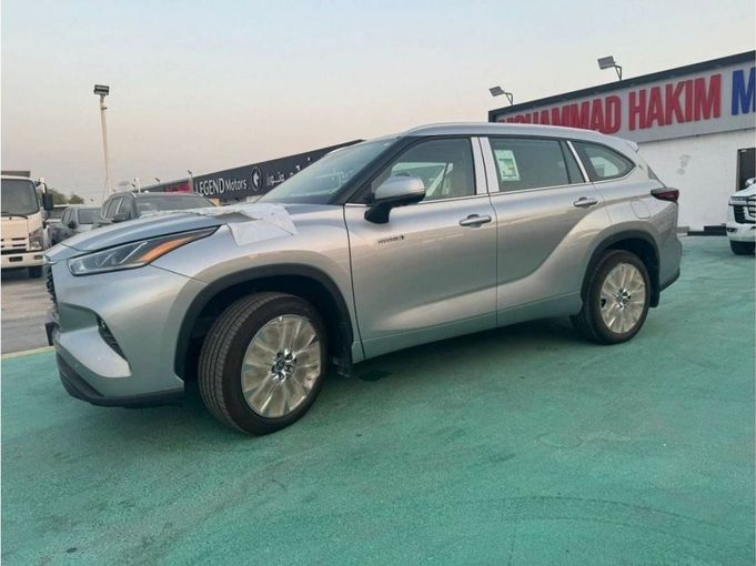 New Toyota Highlander IV (U70), 2.5 l, 2024 in Dubai by Mohamed Hakim Motors, Silver color. GCC Specs | AUTO.AE