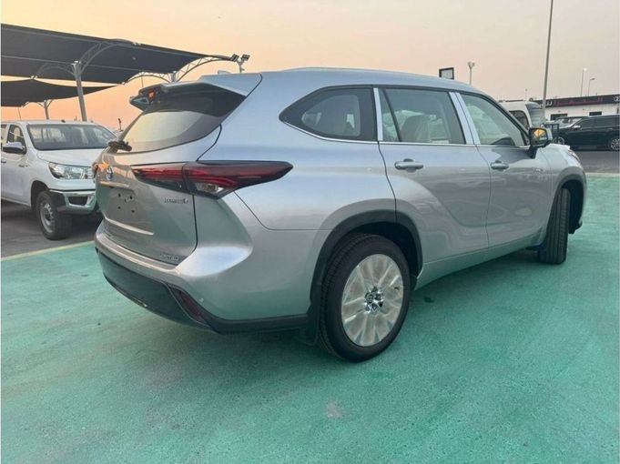 New Toyota Highlander IV (U70), 2.5 l, 2024 in Dubai by Mohamed Hakim Motors, Silver color. GCC Specs | AUTO.AE