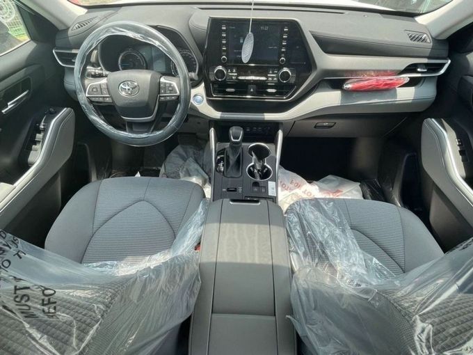 New Toyota Highlander IV (U70), 2.5 l, 2024 in Dubai by Mohamed Hakim Motors, White color. GCC Specs | AUTO.AE