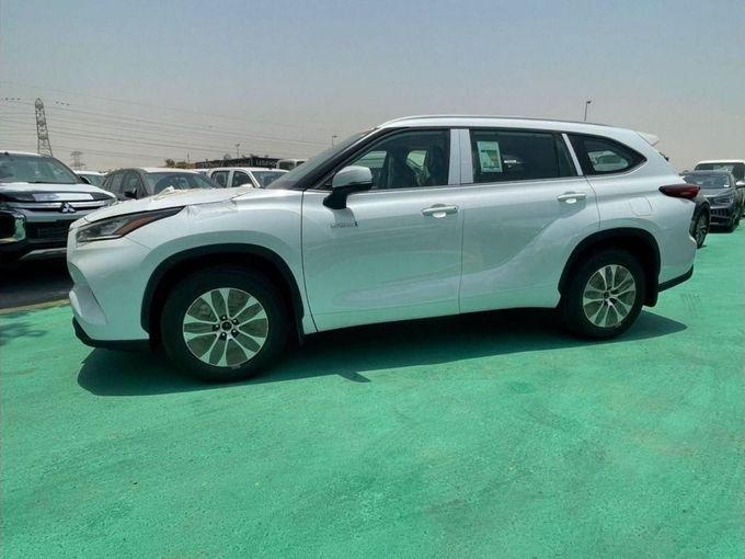 New Toyota Highlander IV (U70), 2.5 l, 2024 in Dubai by Mohamed Hakim Motors, White color. GCC Specs | AUTO.AE