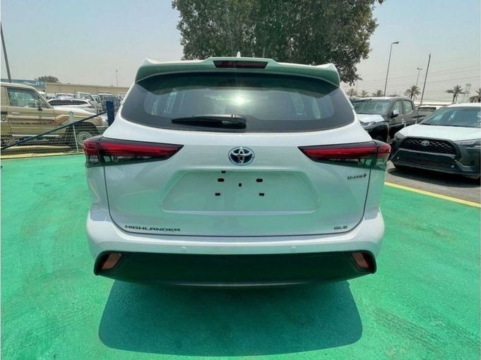 New Toyota Highlander IV (U70), 2.5 l, 2024 in Dubai by Mohamed Hakim Motors, White color. GCC Specs | AUTO.AE