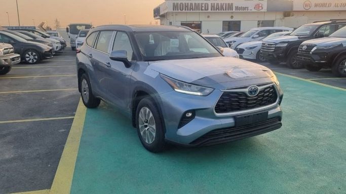 New Toyota Highlander IV (U70), 2.5 l, 2024 in Dubai by Mohamed Hakim Motors, Silver color. GCC Specs | AUTO.AE