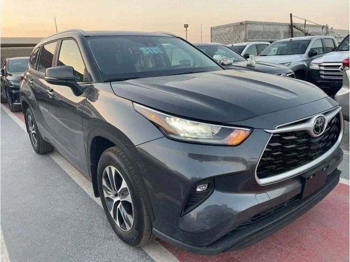 New Toyota Highlander IV (U70), 2.5 l, 2023 in Dubai by Mohamed Hakim Motors, Silver color. GCC Specs | AUTO.AE
