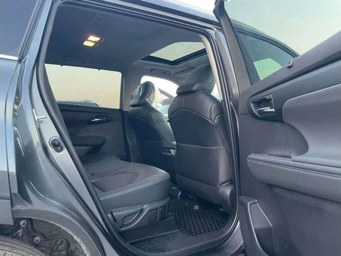 New Toyota Highlander IV (U70), 2.5 l, 2023 in Dubai by Mohamed Hakim Motors, Silver color. GCC Specs | AUTO.AE