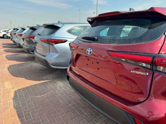 Новый Toyota Highlander IV (U70), 2.5 л, 2024 в Дубае от Mohamed Hakim Motors Серебристый цвет. GCC | AUTO.AE