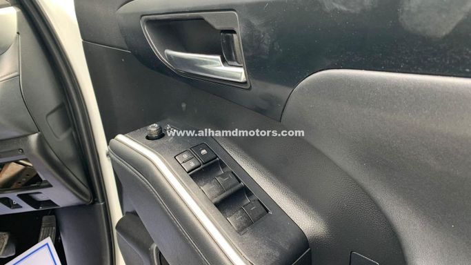 Подержанный Toyota Highlander IV (U70), 3.5 л, 2022 в Дубае от Alhamd Motors Белый цвет. Other | AUTO.AE