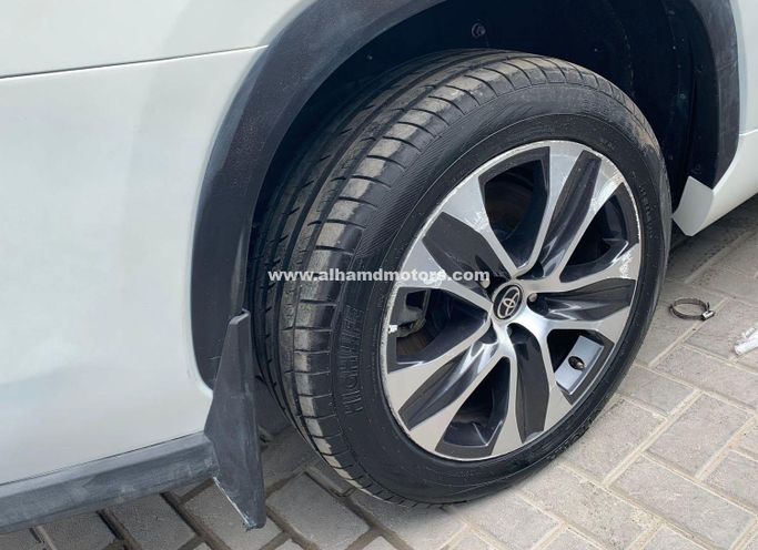 Подержанный Toyota Highlander IV (U70), 3.5 л, 2022 в Дубае от Alhamd Motors Белый цвет. Other | AUTO.AE