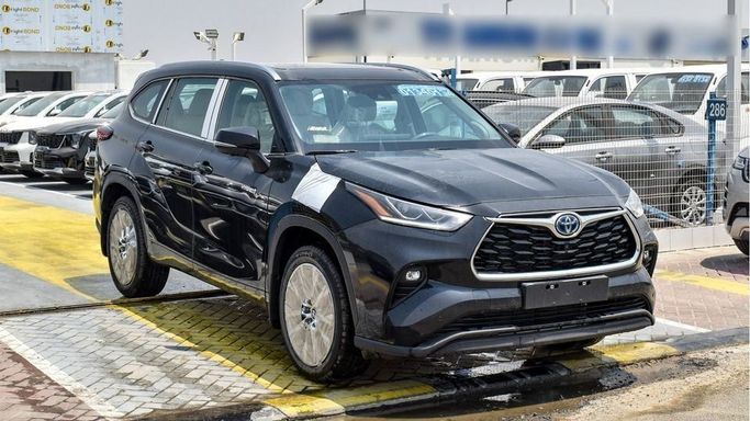 New Toyota Highlander IV (U70), 2.5 l, 2024 in Dubai by Najem Motors, Black color. GCC Specs | AUTO.AE