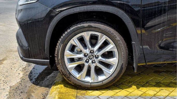New Toyota Highlander IV (U70), 2.5 l, 2024 in Dubai by Najem Motors, Black color. GCC Specs | AUTO.AE