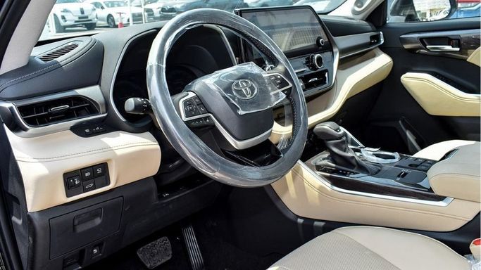 New Toyota Highlander IV (U70), 2.5 l, 2024 in Dubai by Najem Motors, Black color. GCC Specs | AUTO.AE