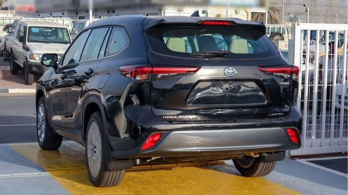 New Toyota Highlander IV (U70), 2.5 l, 2024 in Dubai by Najem Motors, Black color. GCC Specs | AUTO.AE
