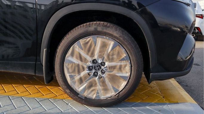 New Toyota Highlander IV (U70), 2.5 l, 2024 in Dubai by Najem Motors, Black color. GCC Specs | AUTO.AE