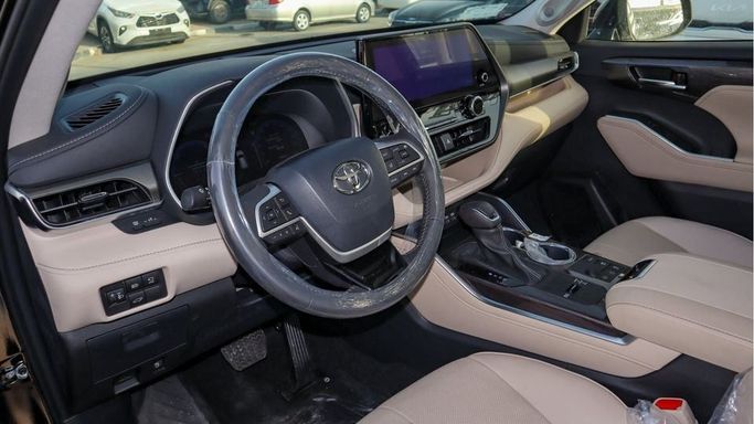 New Toyota Highlander IV (U70), 2.5 l, 2024 in Dubai by Najem Motors, Black color. GCC Specs | AUTO.AE
