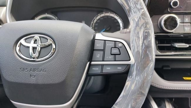 New Toyota Highlander IV (U70), 2.5 l, 2023 in Dubai by Soltan Auto, Grey color. GCC Specs | AUTO.AE