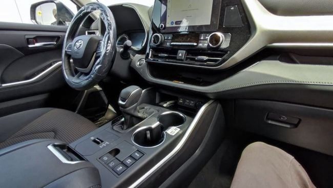 New Toyota Highlander IV (U70), 2.5 l, 2023 in Dubai by Soltan Auto, Grey color. GCC Specs | AUTO.AE