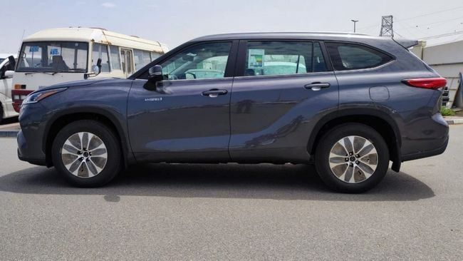New Toyota Highlander IV (U70), 2.5 l, 2023 in Dubai by Soltan Auto, Grey color. GCC Specs | AUTO.AE