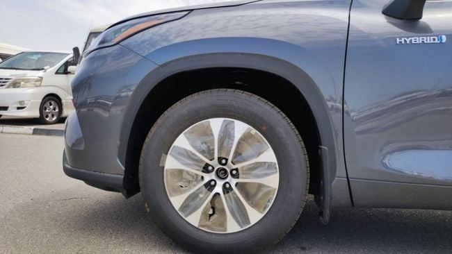 New Toyota Highlander IV (U70), 2.5 l, 2023 in Dubai by Soltan Auto, Grey color. GCC Specs | AUTO.AE