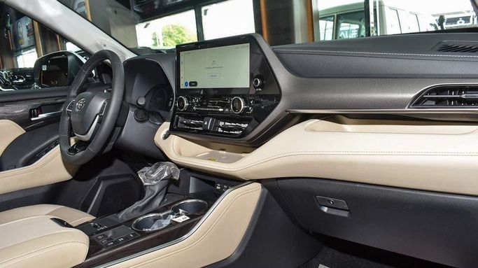 New Toyota Highlander IV (U70), 2.5 l, 2024 in Dubai by Najem Motors, White color. GCC Specs | AUTO.AE