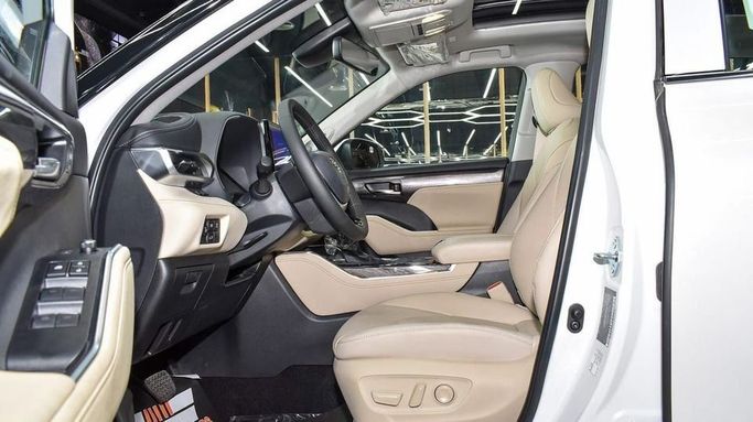 New Toyota Highlander IV (U70), 2.5 l, 2024 in Dubai by Najem Motors, White color. GCC Specs | AUTO.AE