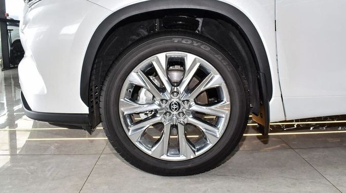 New Toyota Highlander IV (U70), 2.5 l, 2024 in Dubai by Najem Motors, White color. GCC Specs | AUTO.AE