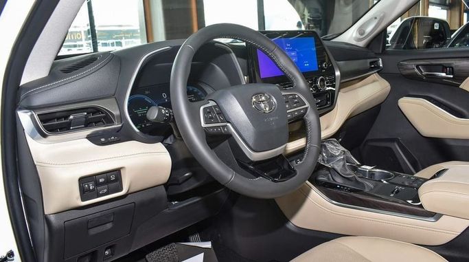 New Toyota Highlander IV (U70), 2.5 l, 2024 in Dubai by Najem Motors, White color. GCC Specs | AUTO.AE