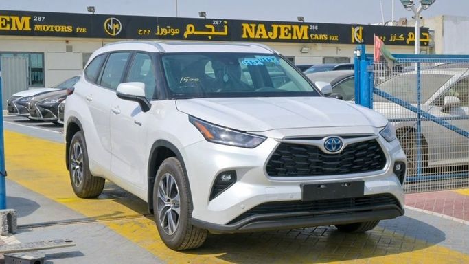 New Toyota Highlander IV (U70), 2.5 l, 2024 in Dubai by Najem Motors, White color. GCC Specs | AUTO.AE