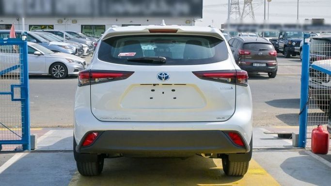 New Toyota Highlander IV (U70), 2.5 l, 2024 in Dubai by Najem Motors, White color. GCC Specs | AUTO.AE