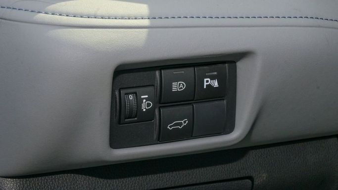 New Toyota Highlander IV (U70), 2.5 l, 2024 in Dubai by Najem Motors, White color. GCC Specs | AUTO.AE