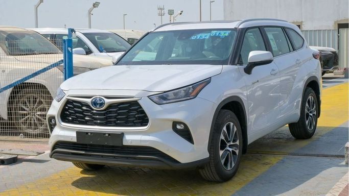 New Toyota Highlander IV (U70), 2.5 l, 2024 in Dubai by Najem Motors, White color. GCC Specs | AUTO.AE