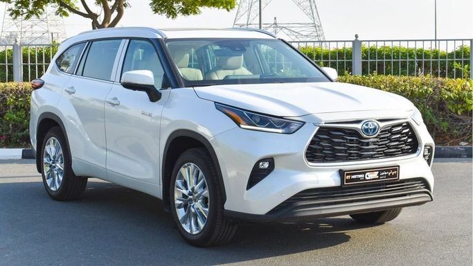 New Toyota Highlander IV (U70), 2.5 l, 2024 in Dubai by Najem Motors, White color. GCC Specs | AUTO.AE