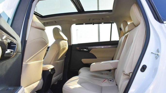 New Toyota Highlander IV (U70), 2.5 l, 2024 in Dubai by Najem Motors, White color. GCC Specs | AUTO.AE