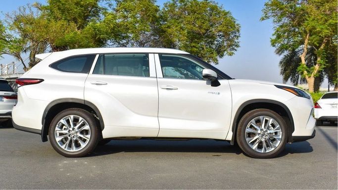 New Toyota Highlander IV (U70), 2.5 l, 2024 in Dubai by Najem Motors, White color. GCC Specs | AUTO.AE