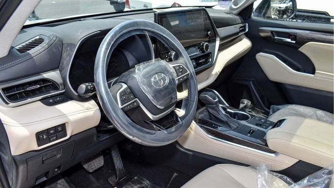 New Toyota Highlander IV (U70), 2.5 l, 2024 in Dubai by Najem Motors, White color. GCC Specs | AUTO.AE