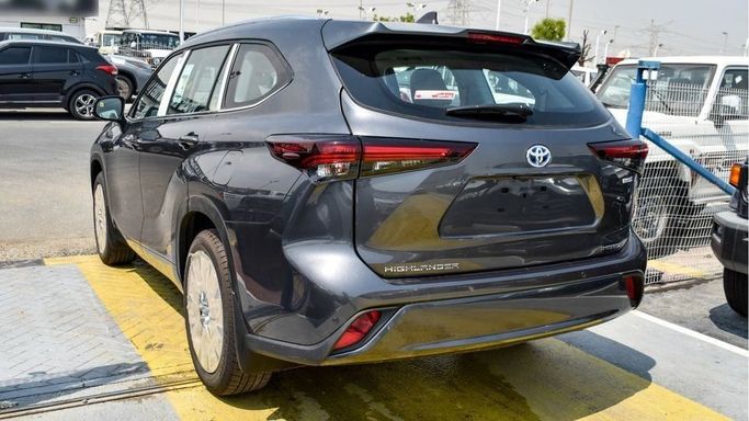 New Toyota Highlander IV (U70), 2.5 l, 2024 in Dubai by Najem Motors, Grey color. GCC Specs | AUTO.AE