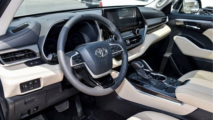 New Toyota Highlander IV (U70), 2.5 l, 2024 in Dubai by Najem Motors, Grey color. GCC Specs | AUTO.AE