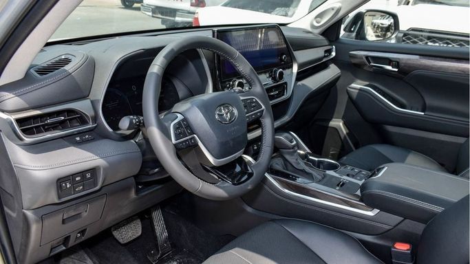 Новый Toyota Highlander IV (U70), 2.5 л, 2024 в Дубае от Najem Motors Серебристый цвет. GCC | AUTO.AE