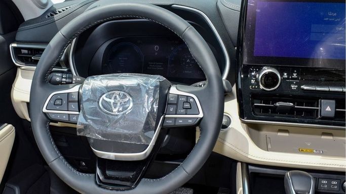 New Toyota Highlander IV (U70), 2.5 l, 2024 in Dubai by Najem Motors, Silver color. GCC Specs | AUTO.AE