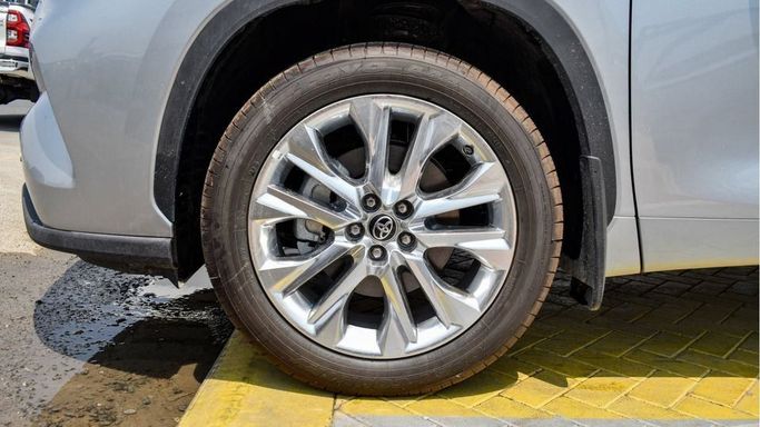 New Toyota Highlander IV (U70), 2.5 l, 2024 in Dubai by Najem Motors, Silver color. GCC Specs | AUTO.AE